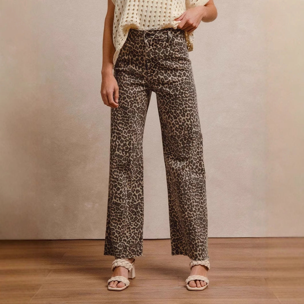Loose jeans for women with chic leopard print and style