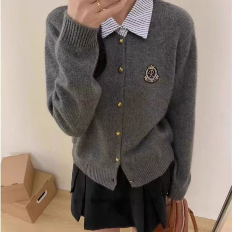 Cardigan tricot en cachemire pour femmes avec boutons dorés Chic & Stil