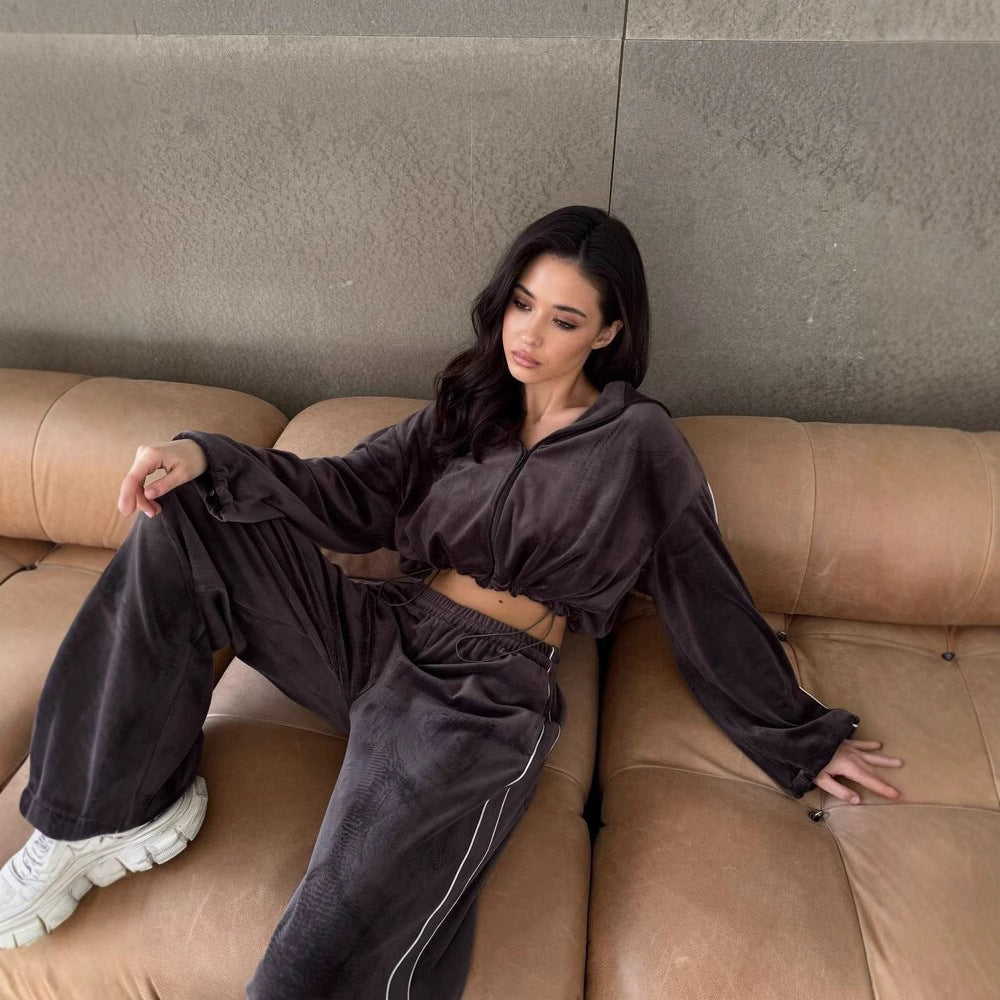 Women's luxurious velour loungewear set with cropped top and wide cut Chic & Stil