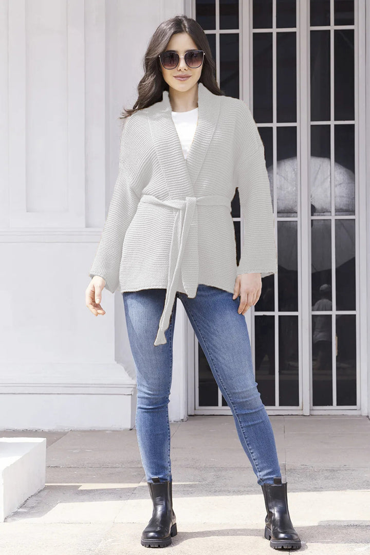 Cardigan pour femmes avec design moderne enroulé et ceinture pratique à nouer Chic & Stil
