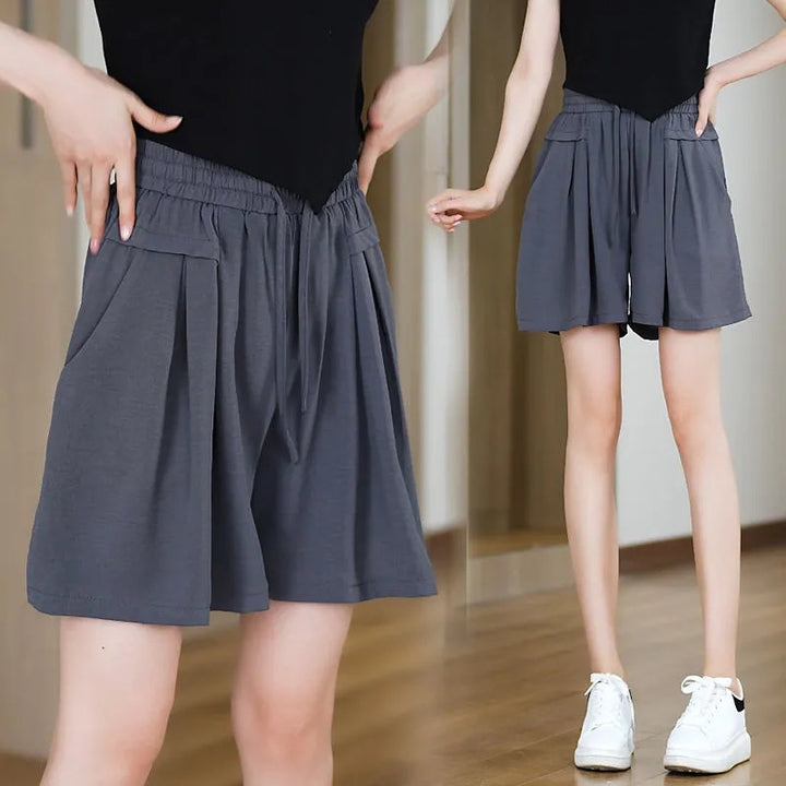 Women's short leisure pants with elastic waistband and practical side pockets Lune London