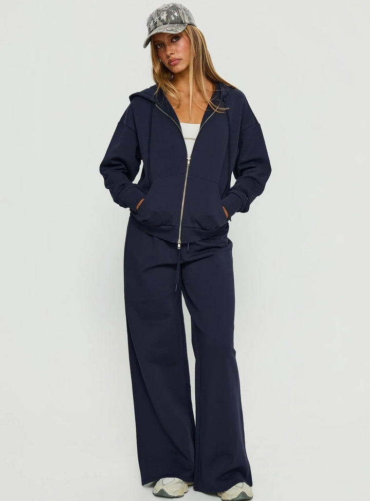 Women's fashionable lounge set with a relaxed fit and innovative design Chic & Stil