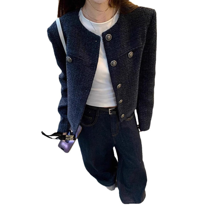 Veste courte élégante pour femme en tissu texturé avec des détails de boutons décoratifs Chic & Stil