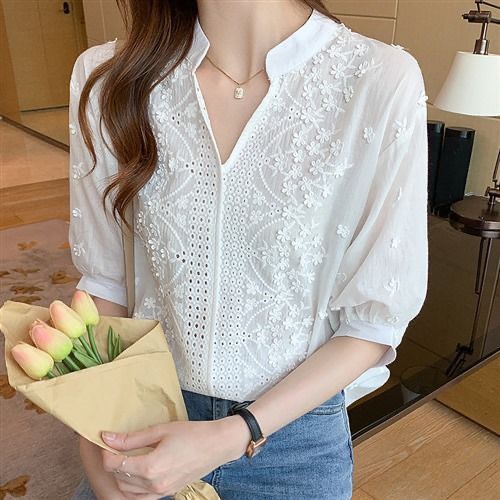 Blouse pour femmes avec broderie florale et manches mi-longues Chic & Stil