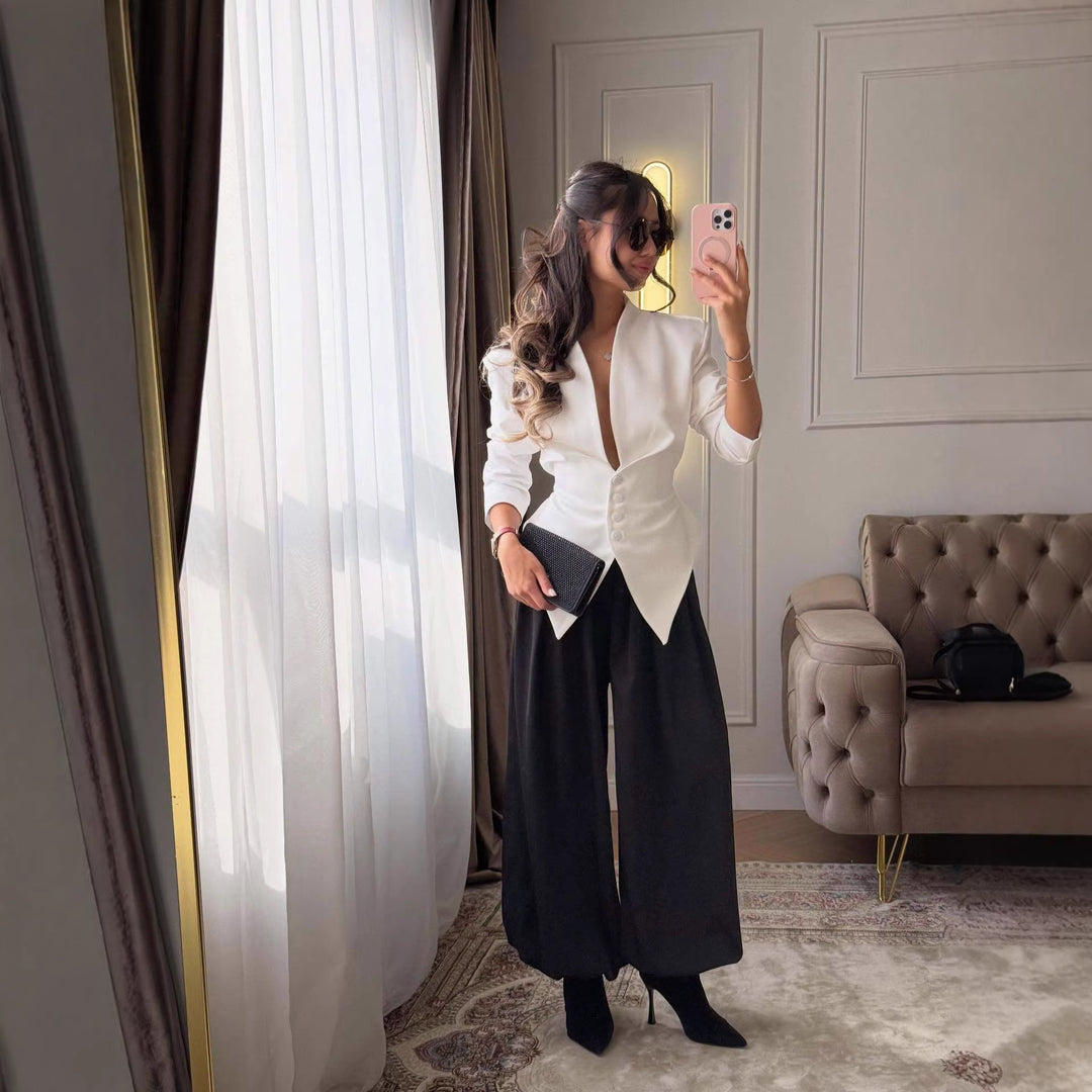 Femme élégant blazer cintré avec décolleté en V profond Chic & Stil