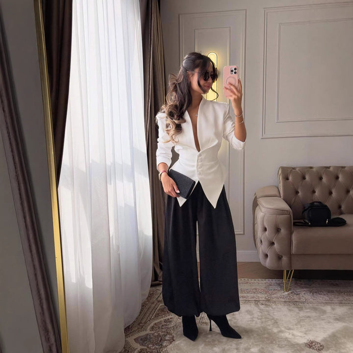 Femme élégant blazer cintré avec décolleté en V profond Chic & Stil