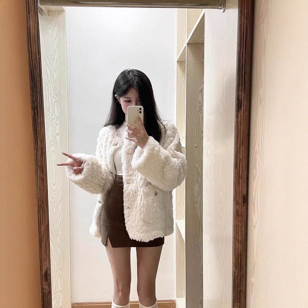 Cardigan féminin à la mode avec peluche douce et boutons décoratifs Chic & Stil