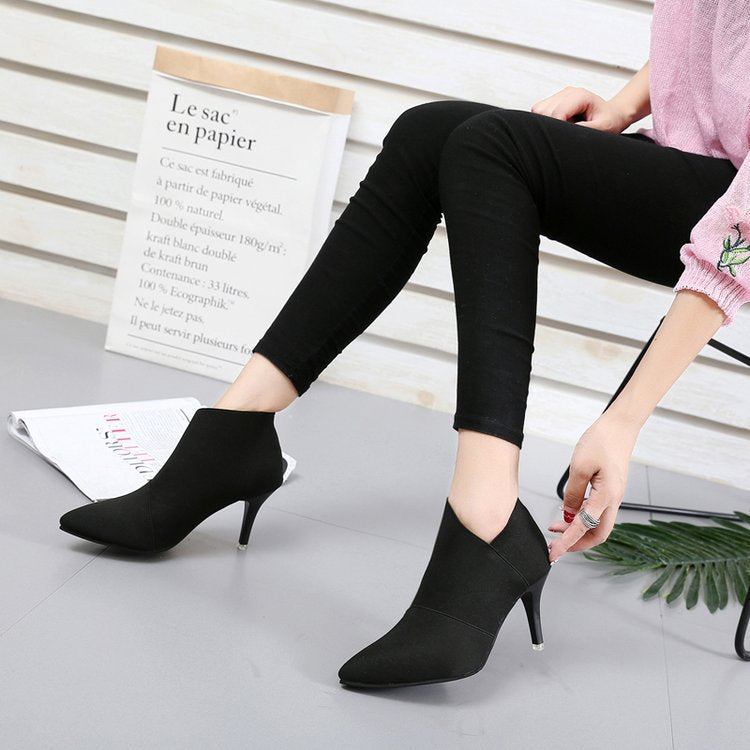 Elegant women's boots with a pointed toe and a stylish stretchy upper Lune London