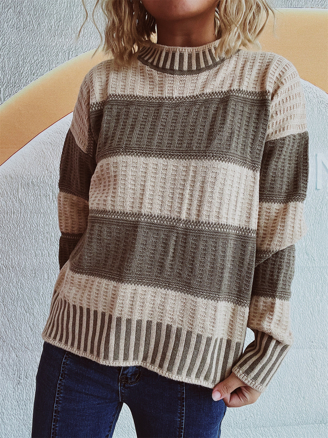 Pull en tricot élégant pour femmes avec un motif rayé unique et de hauts bords Chic & Stil