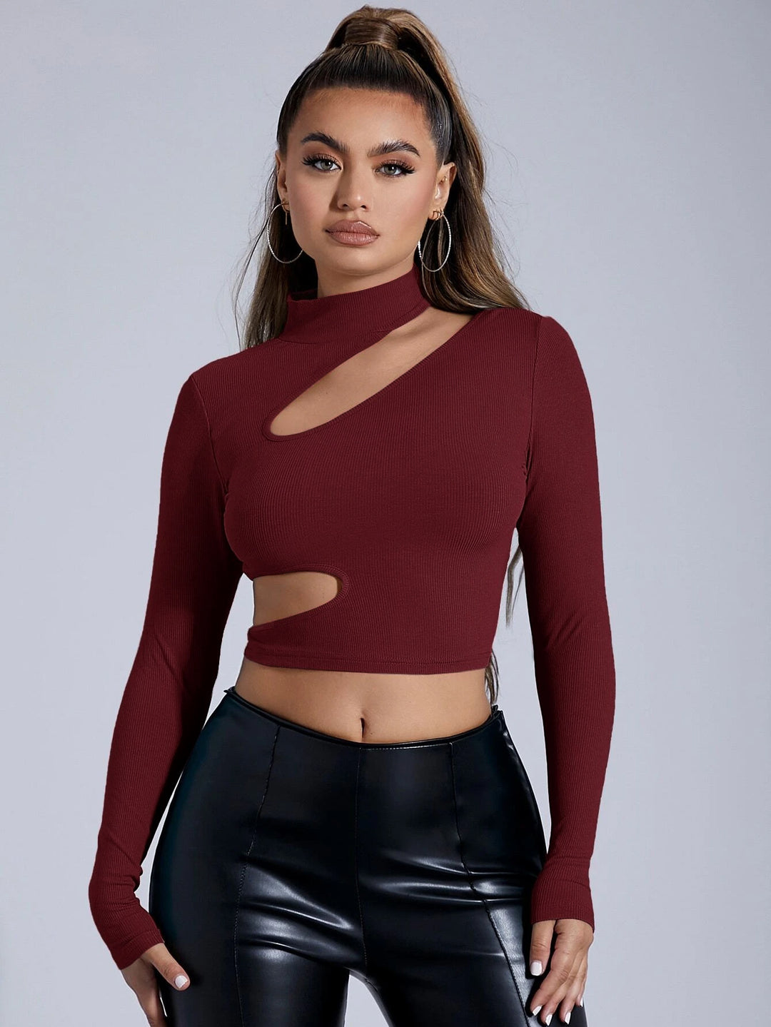 Top court à manches longues ajusté pour femmes avec découpe asymétrique Chic & Stil