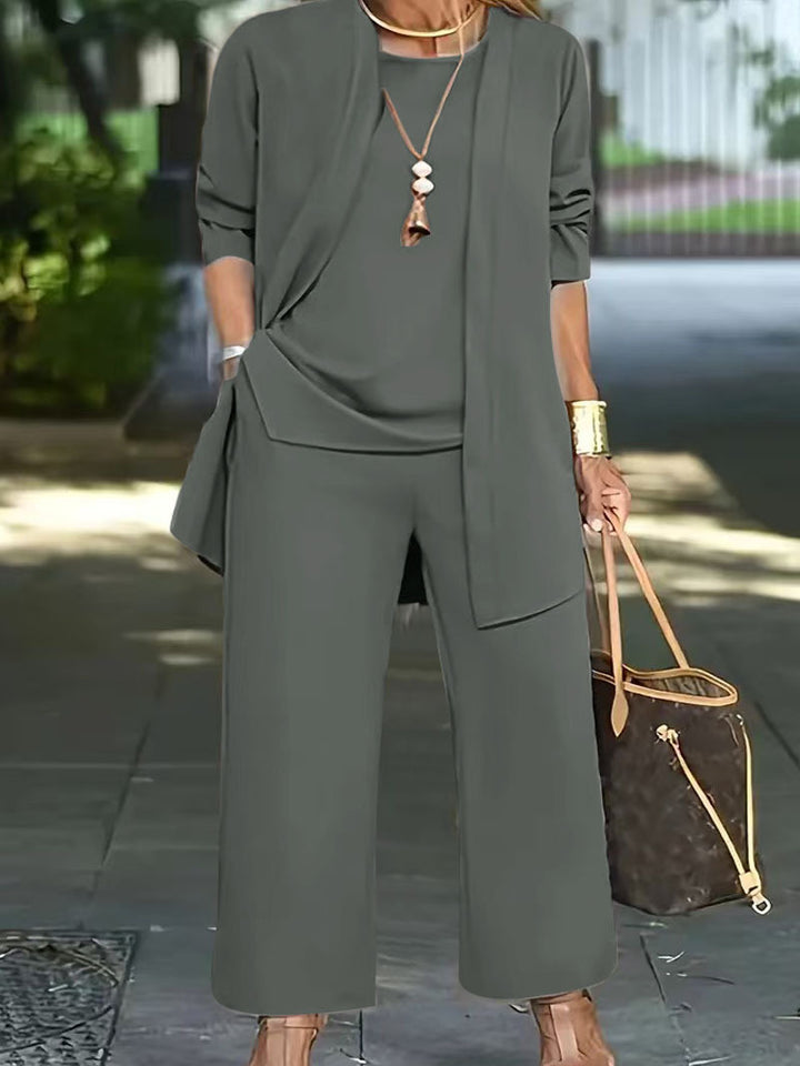 Two-piece casual and elegant set for women with a loose fit and modern accents Lune London