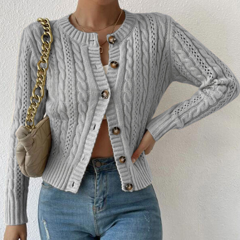 Gilet pour femmes avec un motif en câble de haute qualité et des boutons brillants Chic & Stil