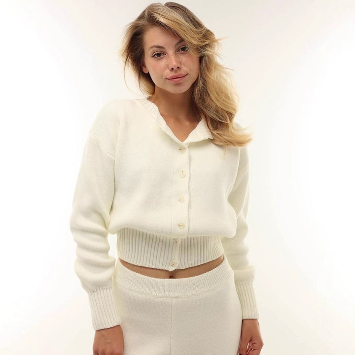 Cropped knitted jacket for ladies with fine ribbed details and an elegant button closure Lune London