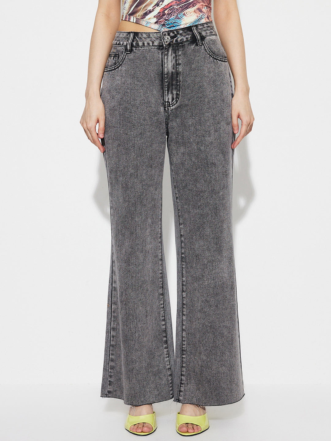 Jeans évasés pour femmes à taille haute et coutures détaillées Chic & Stil