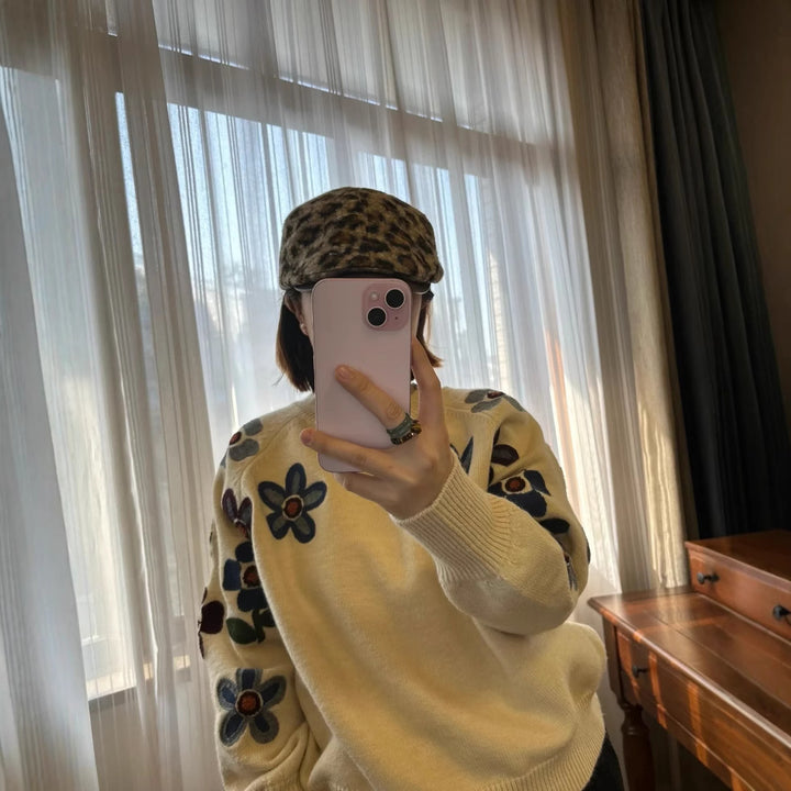 Pull féminin tendance avec design brodé floral Chic & Stil