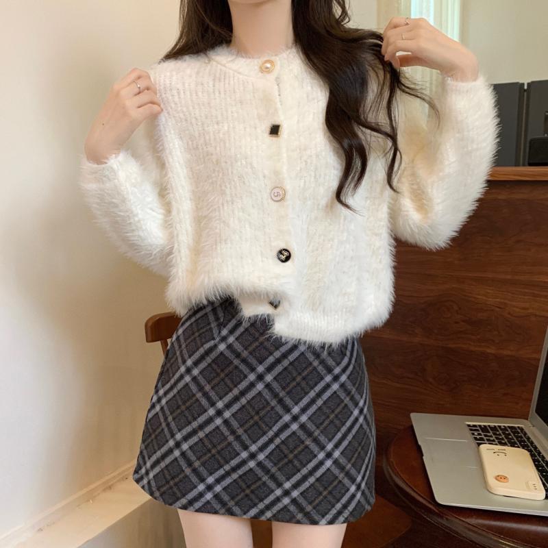 Cardigan féminin confortable avec un design boutonnière et une allure élégante Chic & Stil
