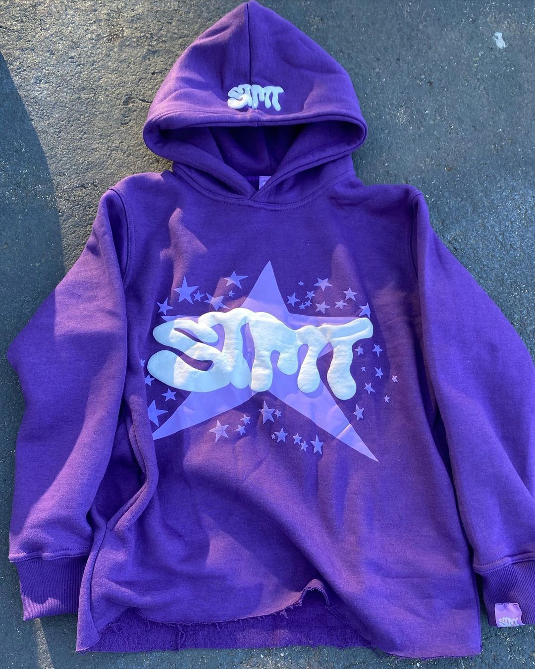 Women's hoodie with trendy graphic design Chic & Stil
