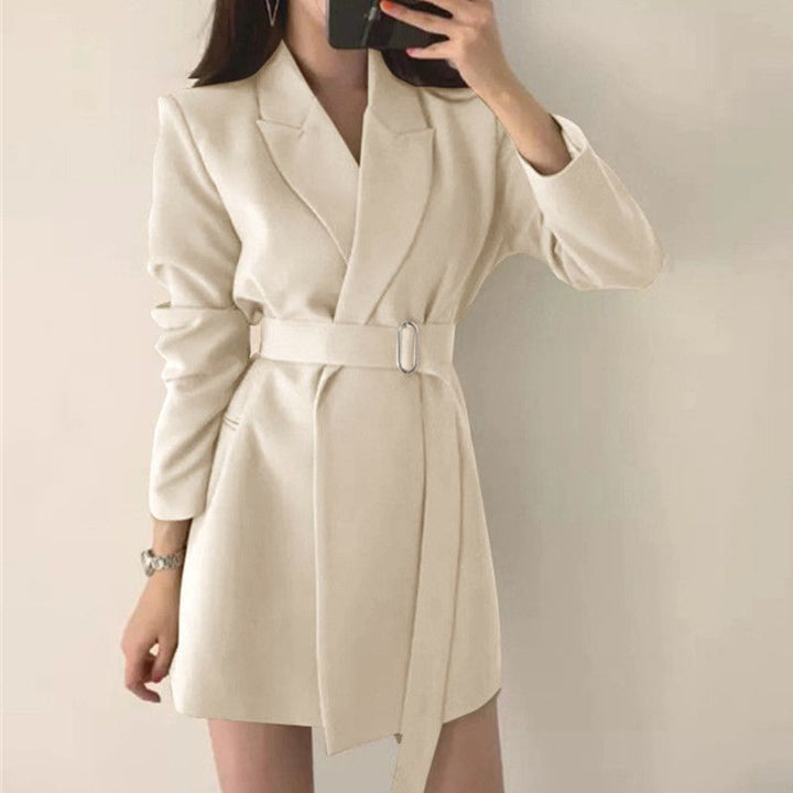 Robe blazer pour femmes avec coupe ajustée et ceinture Chic & Stil