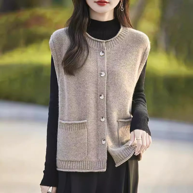 Gilet tricoté pour femmes avec poches et détail de bouton Chic & Stil