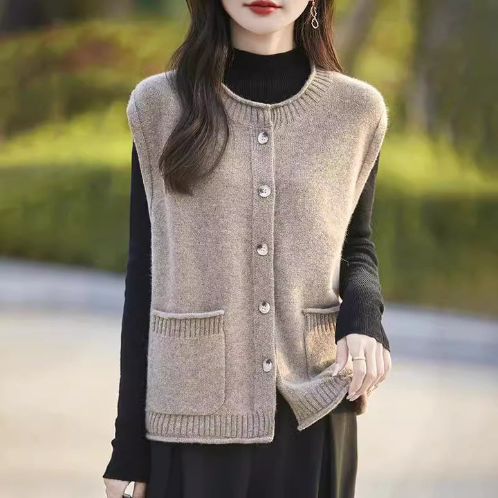 Gilet tricoté pour femmes avec poches et détail de bouton Chic & Stil
