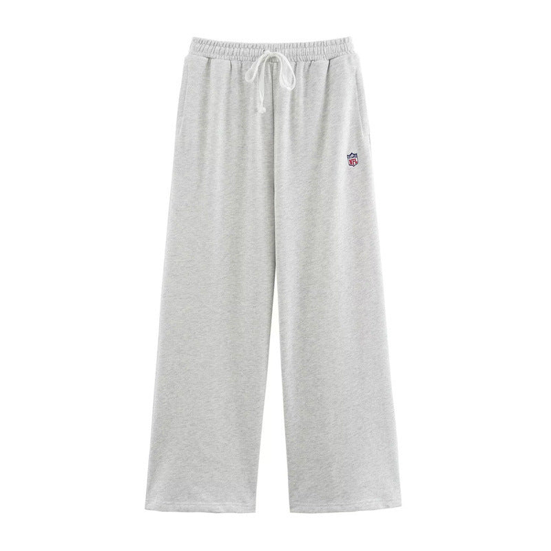 Sporty cropped hoodie for women with colorful graphic element and practical drawstring Lune London