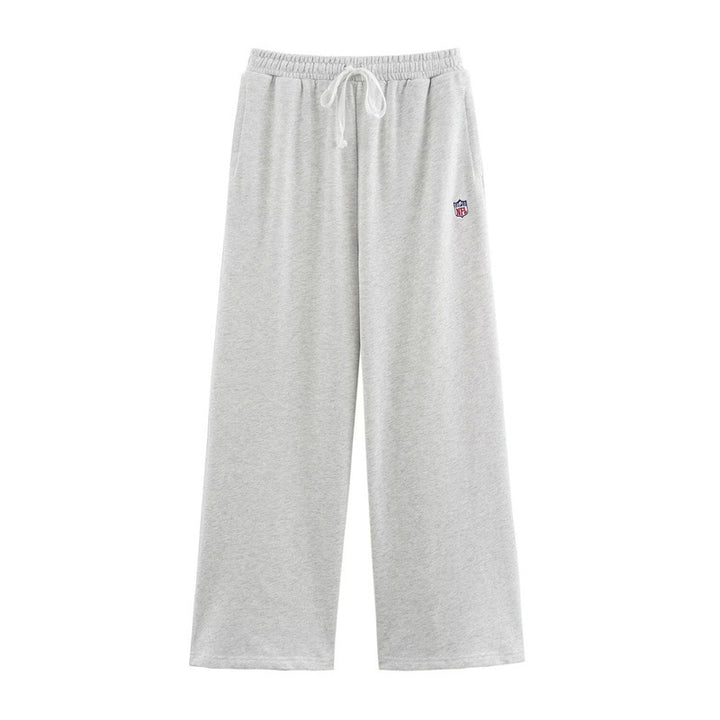 Sporty cropped hoodie for women with colorful graphic element and practical drawstring Lune London