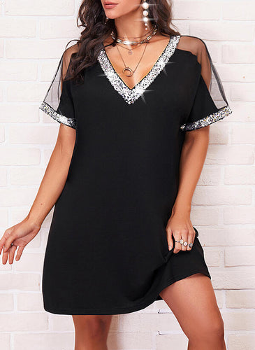 Robe décontractée tendance pour femmes avec un élégant col en V et une zone d'épaule transparente Chic & Stil
