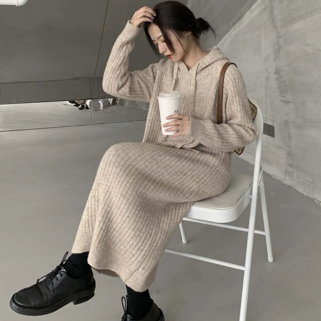 Pull long en tricot pour femmes avec capuche et fine structure en côtes Chic & Stil