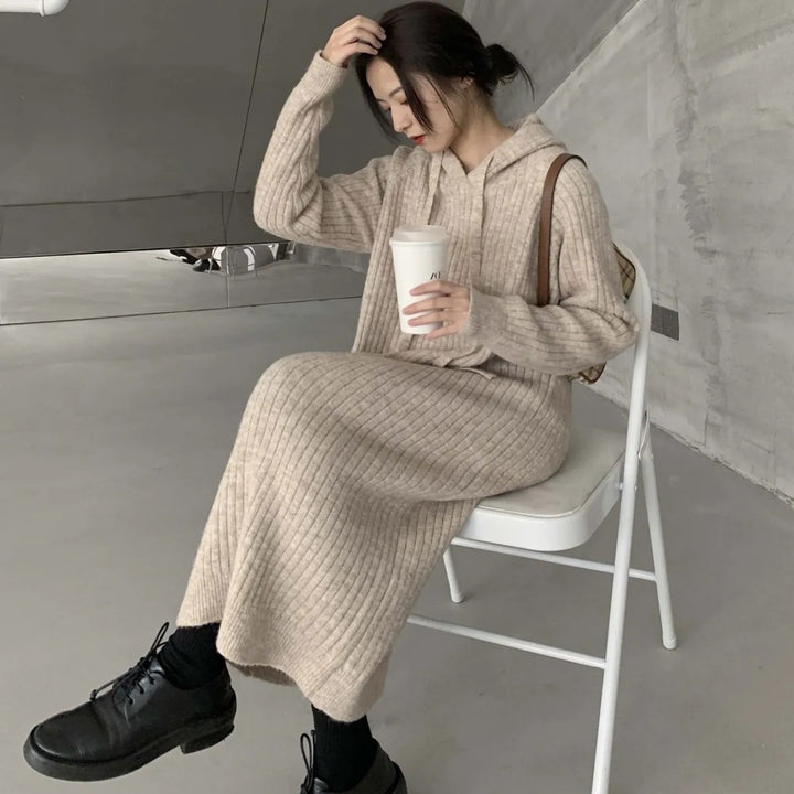 Pull long en tricot pour femmes avec capuche et fine structure en côtes Chic & Stil