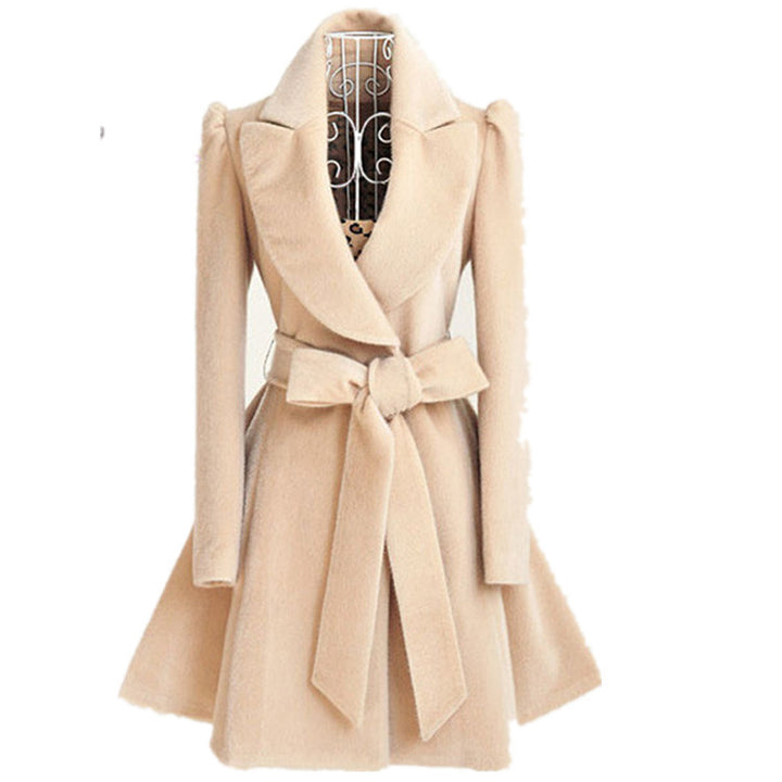 Trendy women's trench coat with a fitted cut and a belt Lune London