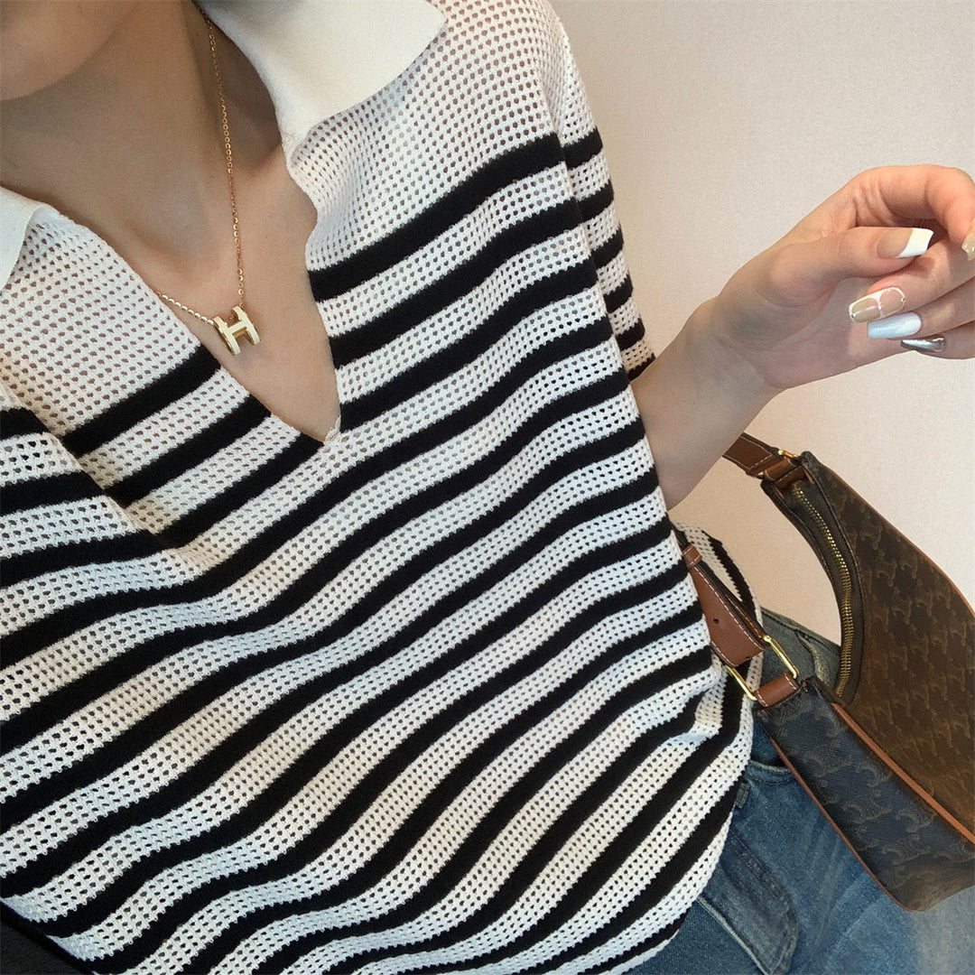 T-shirt en tricot aérien pour femmes avec motif rayé Chic & Stil