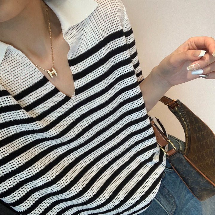 T-shirt en tricot aérien pour femmes avec motif rayé Chic & Stil