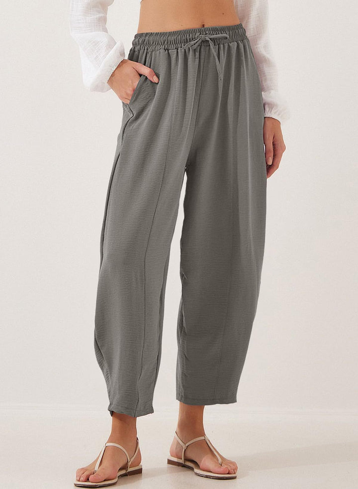 Casual leisure pants for women with elastic waistband and practical pockets Lune London
