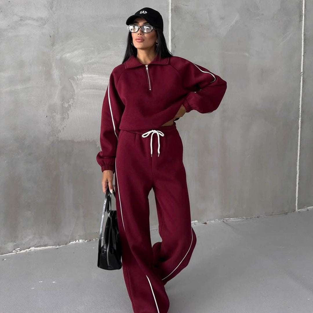 Women's sports set with high collar and loose fit Lune London