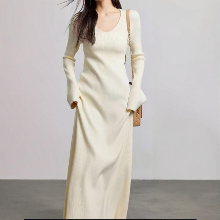 Elegant maxi dress for women with a fine ribbed structure and a chic V-neckline.
