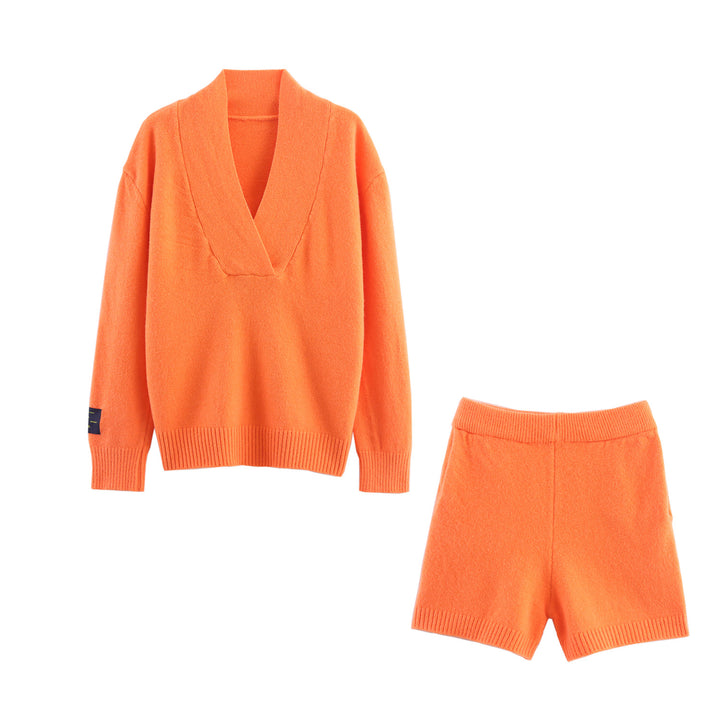 Knitted set for women with V-neck and elastic waist Lune London