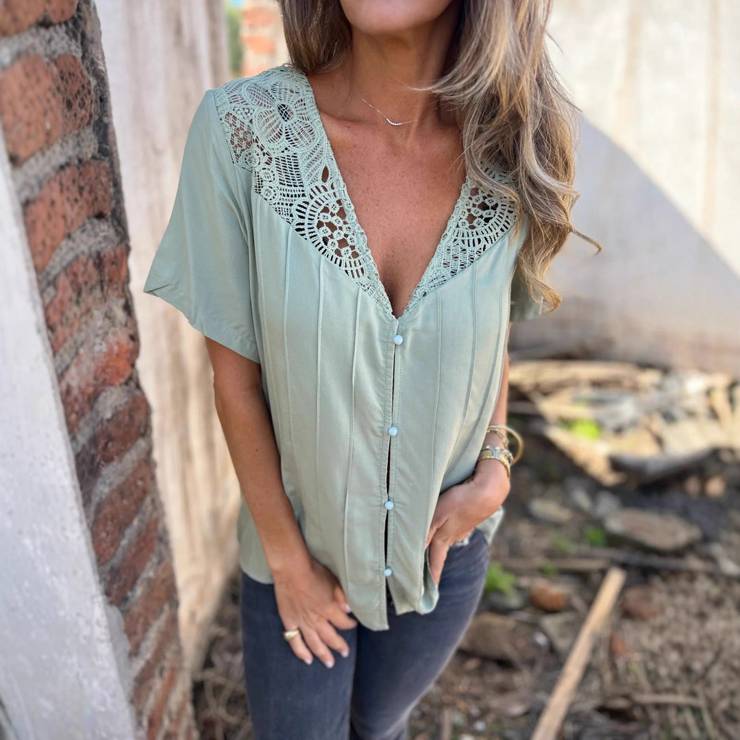Chic and Style women's blouse with lace collar