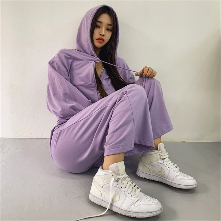 Ensemble féminin à la mode en trois pièces avec sweat à capuche court, débardeur et pantalon large Chic & Stil
