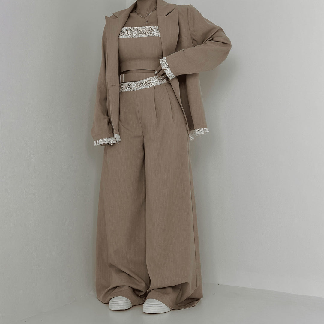 Ladies Elegant two-piece set with lace accents Lune London