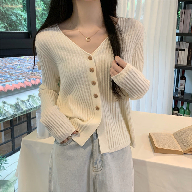 Cardigan femme avec des boutons décoratifs et un décolleté en V profond Chic & Stil