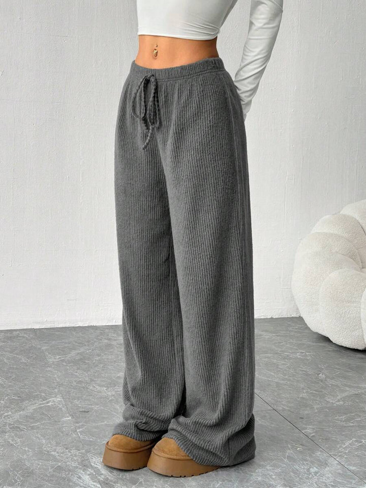 Casual loose-fit leisure pants for women in soft structured material Lune London