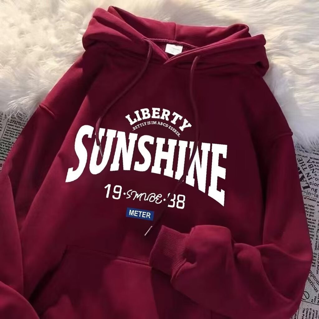 Women's hoodie with modern lettering and practical kangaroo pocket Chic & Stil