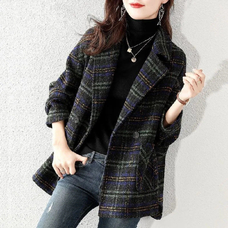Women's Classic Check Jacket in Fashionable Oversized Style Chic & Stil