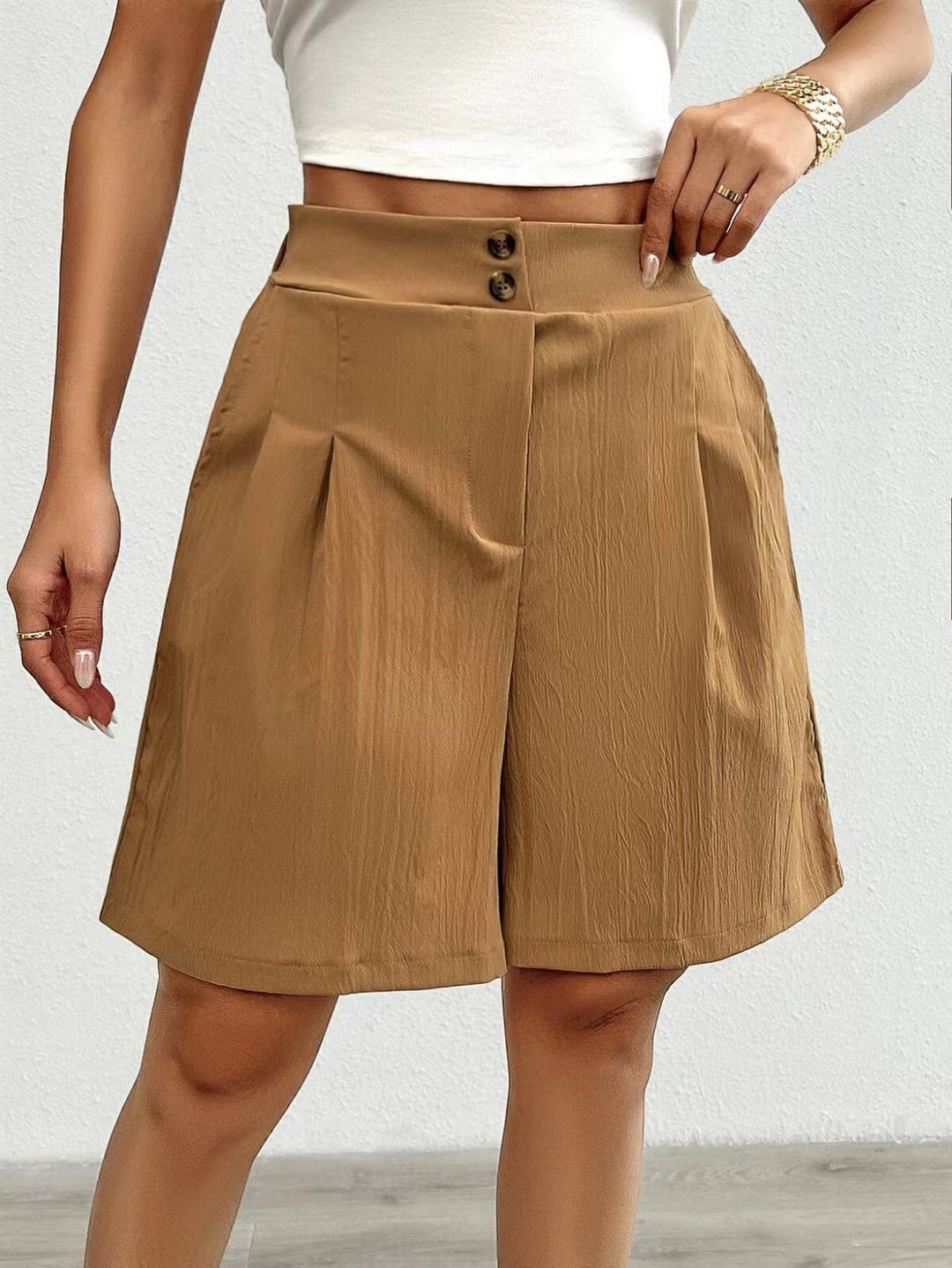 Lune London Elegant women's shorts with button closure and pleated design