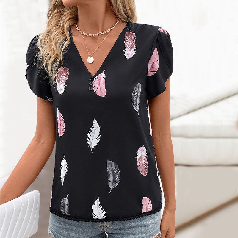 Haut féminin avec motif floral en feuilles et détails de boutons décoratifs Chic & Stil