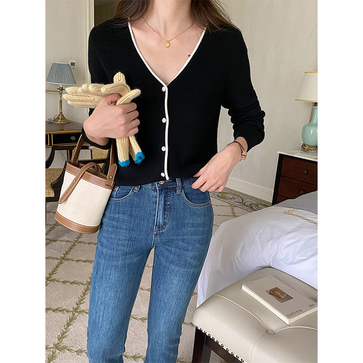 Ladies fashionable cardigan with V-neckline and button details Chic & Stil