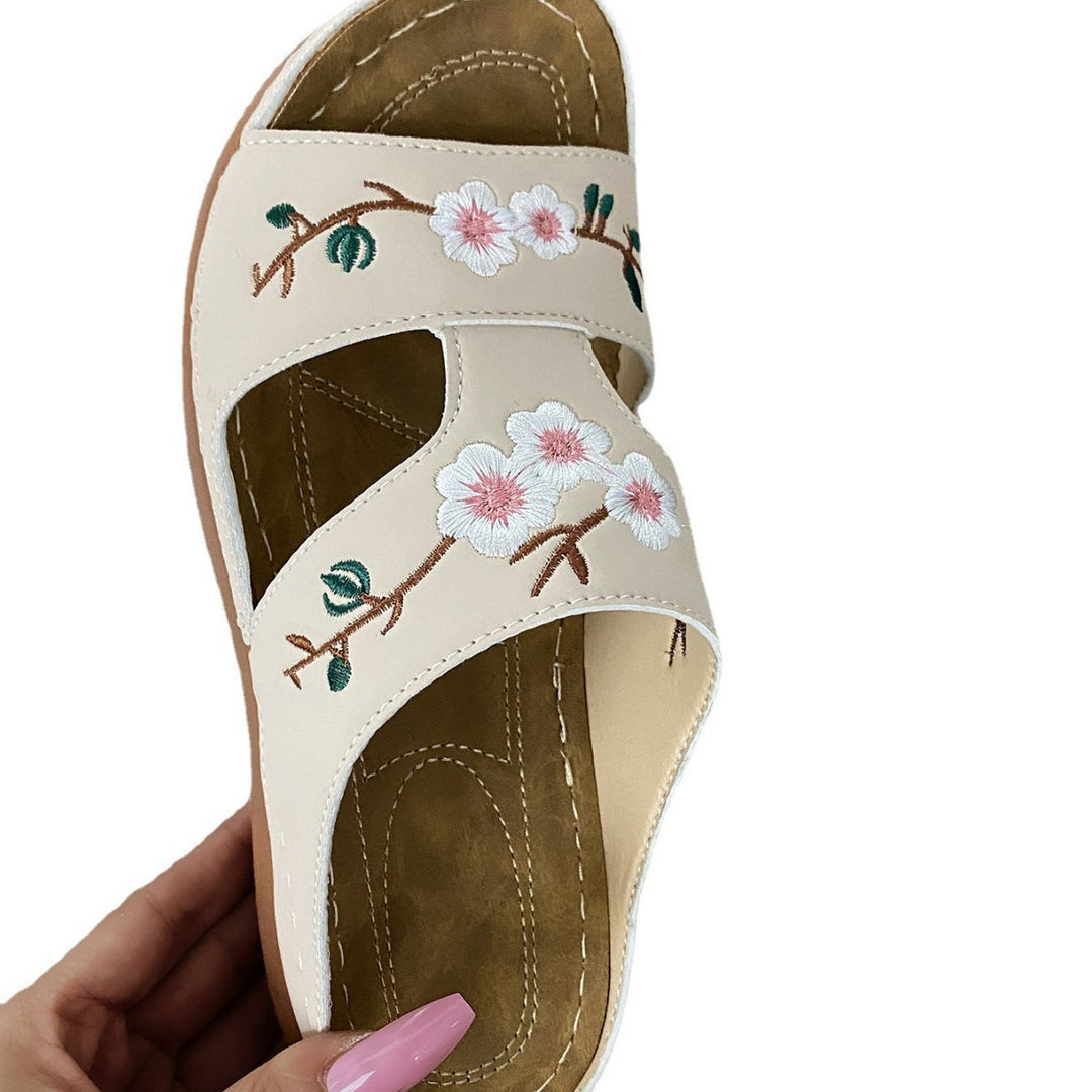 Comfortable slippers for women with embroidered floral design and anatomical sole Lune London