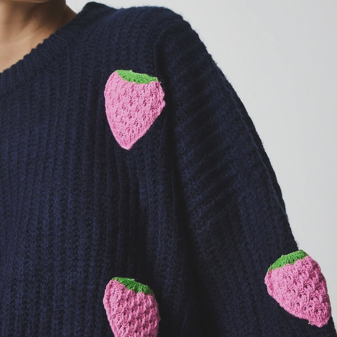 Pull en tricot pour femmes avec un design unique de fraise et une coupe confortable Lune London