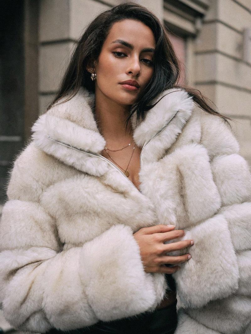 Ladies Soft padded faux fur with wide collar and zipper Lune London