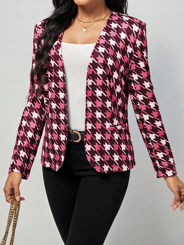 Trendy women's blazer jacket with an eye-catching houndstooth pattern and a fitted cut Lune London